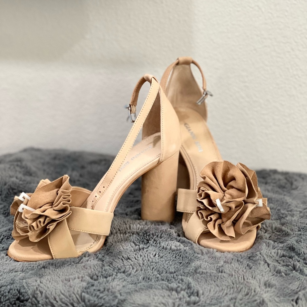Beautiful suede heels with a flower detail